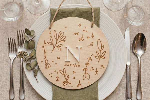 Plaques de fusta personalitzades amb el nom del beb&egrave; per a regalar a embarassades o recent nascuts el dia del casament